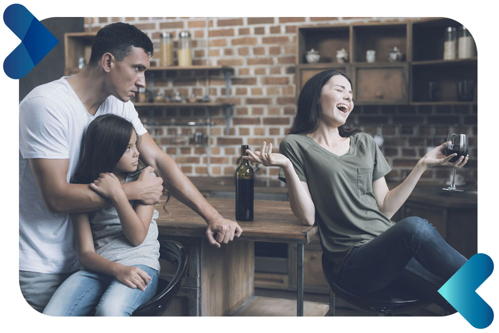 Po lewej ojciec chroniący córkę przez matką, która nałogowo pije wino