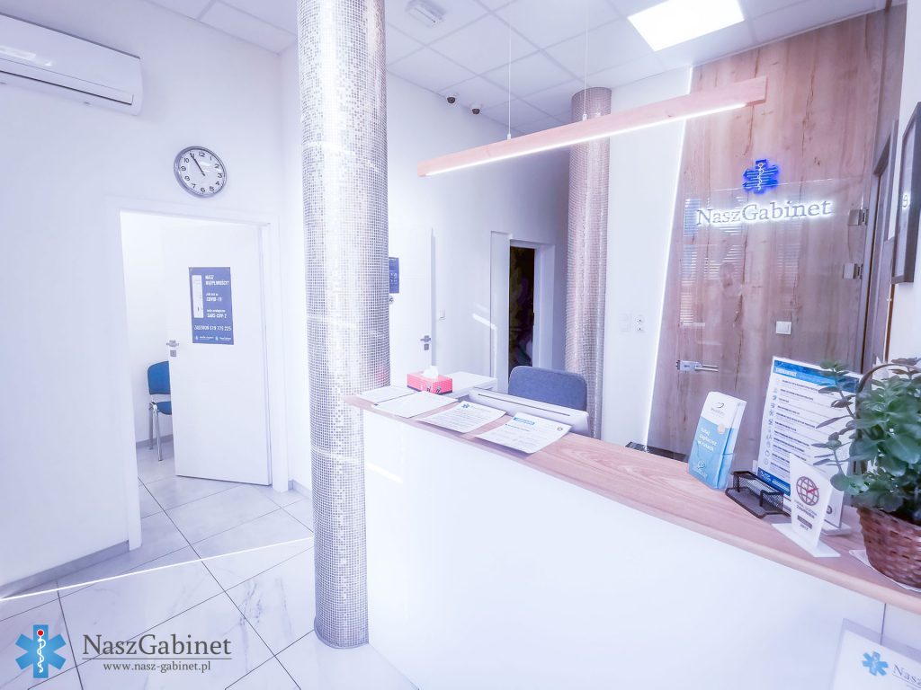Po prawej recepcja Naszego Gabinetu a po lewej drzwi do gabinetów lekarskich